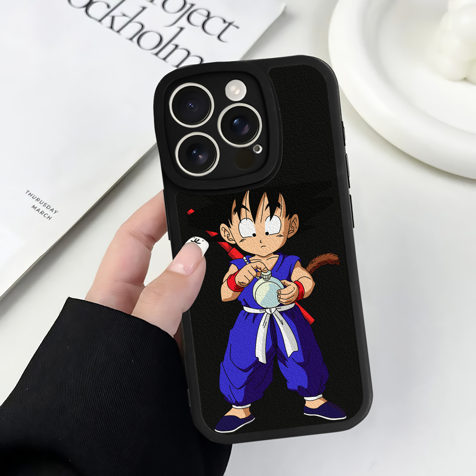 （画像用） ドラゴンボール 孫悟空（そん ごくう）Son Goku カカロット DRAGON BALL Kakarotto 【iPhone 16シリーズ対応】シリコンスマホケース（レザー調） 材質：シリコン